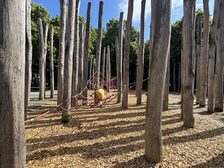 Kind auf einem Klettergerüst