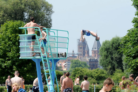 Schwimmen mit Blick auf den Mainzer Dom, das Freibad Maaraue