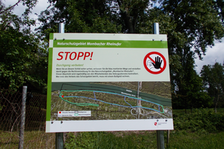 Schild mit Regeln im Naturschutzgebiet