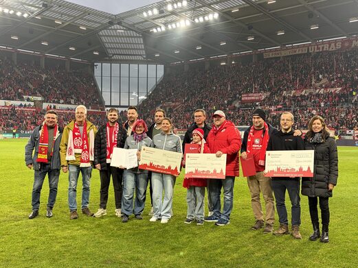 Die Preisübergabe des SportPreis Mainz fand am 1. November 2025 in der Mewa Arena statt. Günter Beck (Sportdezernent und Bürgermeister Stadt Mainz), Alexander Reinemann (Stadtsportverband Mainz), Luca Schwarzenbacher  (Stadt Mainz, Sportabteilung), Michael Wittig  (HDI Global SE), Andrea Roth und Kerstin Sinsel (Mombacher Turnverein 1861), Tobias Goldbrunner (VRM & Co. KG) Stefan Hofmann (Mainz 05), Elias und Lucas Braum (HC Gonsenheim), Edgar Ledür und Joseph Laudien (FC Ente Bagdad/SV Vitesse Mayence ) und Daniela Zeese (Stadt Mainz, Sportabteilung)