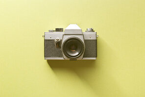 Eine retro Kamera auf hellgünem Hintergrund © AdobeStock jiri hera