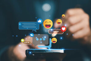 Symbolisierung von Chatverlauf mit Sprechbalsen und Smilies © AdobeStick leochai