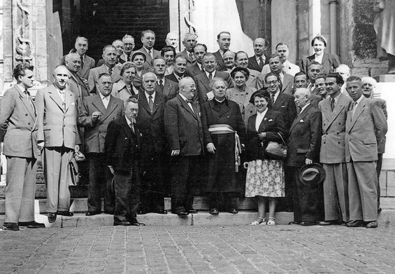 Die Delegationen aus Mainz und Dijon bei ihrem ersten Treffen 1954: in der Mitte der OB Franz Stein und sein Amtskollege Kanonikus Félix Kir