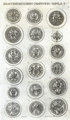 Eine Seite mit Münzzeichnungen aus: Nikolaus Seeländer, Des Müntz-Schatzes mittlerer Zeiten, Abhandlung der Ertz-Bischofflich-Chur-Fürstlich-Mayntzischen Bracteaten, Hannover 1725.