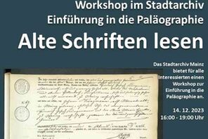 Aufgeschlagene alte Akte in alter Schrift umgeben von anderen alten Akten © Stadtarchiv Mainz
