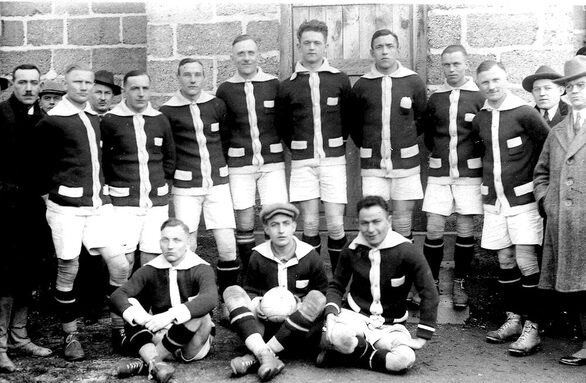 Die Mannschaft von Mainz 05 in den 1920er Jahren: unten rechts der jüdische Stürmer Willi Holzmann. Auch sein Schicksal wird beleuchtet.