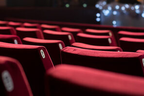 Rote Stühle in einem Saal © AdobeStock_75228084