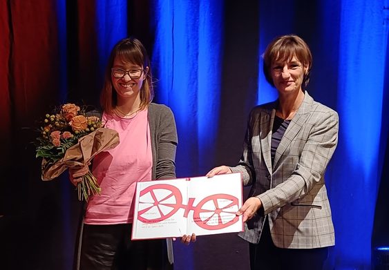Elena Fischer (links) als Preisträgerin 2021 wurde geehrt von Kulturdezernentin Marianne Grosse.