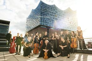 Ensemble Resonanz vor der Elbphilharmonie © Tobias Schult