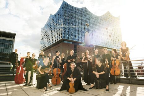 Ensemble Resonanz vor der Elbphilharmonie