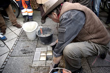 Gunter Demnig verlegt Stolpersteine