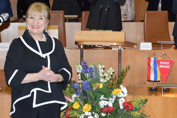 Ehrenbürgerin Margit Sponheimer bei der Verleihung der Ehrenbürgerwürde am 7. März 2018 im Mainzer Rathaus, Ratssaal.