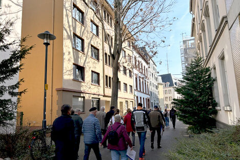 Gruppe von Spaziergängern des Stadtspaziergangs läuft durch Mainz