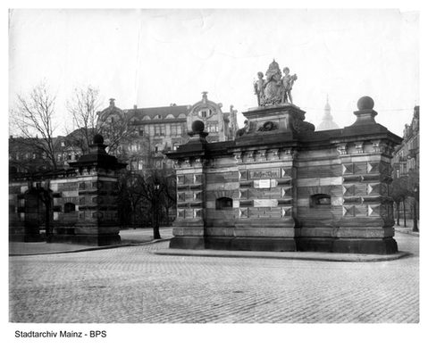 Historisches Kaisertor - Mittelteil - um 1915. Im Hintergrund das Jugendstilhaus Kaiserstraße 98/Ecke Rheinallee