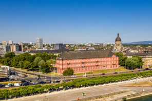 Blick auf die Rheinstraße mit dem Kurfürstlichen Schloss im Hintergrund © mainzplus Citymarketing GmbH / Dominik Ketz