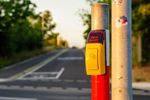 Blinkende Fahrradampel mit verschwommenem Hintergrund