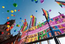 Bunte Luftballone und Regenbogenfahnen am Dom