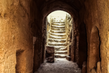 Steintreppe führt aus dem Dunkeln ins Licht