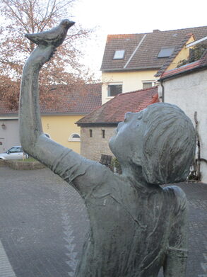 Blick vom Brunnen über den Draiser Dorfplatz.