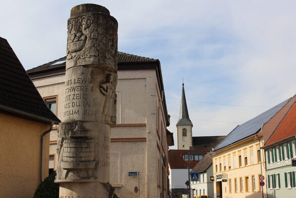 Vom Brunnen aus bietet sich ein Blick auf die katholische Kirche.