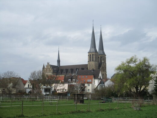 Von den umliegenden Wiesen und Feldern aus hat man einen schönen Blick auf die katholische Kirche.