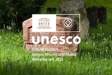 Grabstein mit Logo UNESCO Welterbe