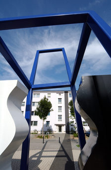 Großes Kunstwerk in der Nähe der Mainzer Kunsthochschule