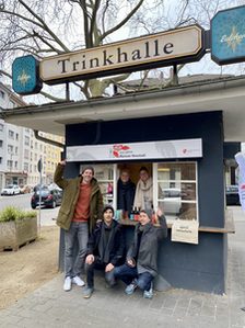 Die Akteure rund um das Projekt posieren gemeinsam am Neustadt-Pavillon.