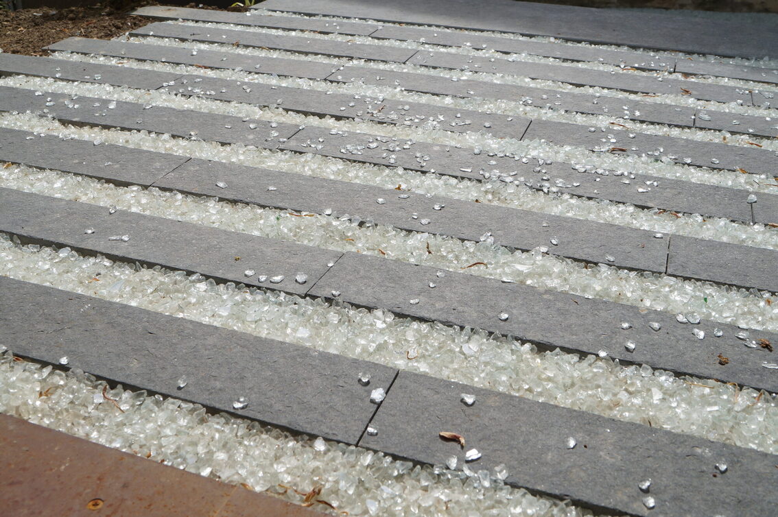 Glaskristalle vor den Mikwen symbolisieren Wasser