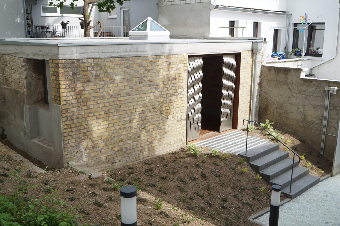 Der Bau über den alten Mikwen