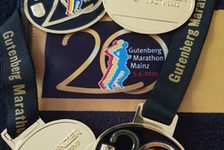 Bildergalerie Gutenberg Marathon Mainz Medaillen ... und so sahen diese besonderen Auszeichnungen beispielsweise im Jahr 2019, beim 20. Gutenberg Marathon Mainz aus!