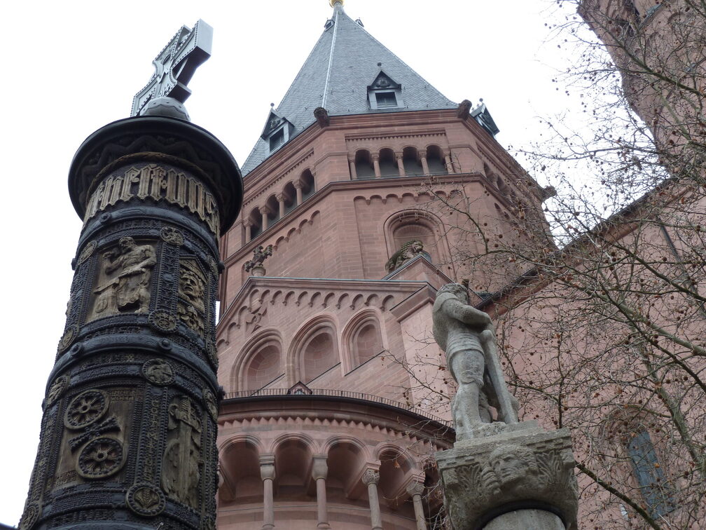 Nail column in front of the cathedral