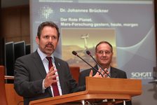 Bildergalerie Stadt der Wissenschaft 2011 Professor Johannes Bürckner hält einen Vortrag über den Mars. Zu einer öffentlichen Vortragsreihe der SCHOTT AG kamen das ganze Jahr über viele Bürgerinnen und Bürger in das Mainzer Rathaus, um mehr über "Mainzer Erfindungen und Entdeckungen" zu erfahren. Beispielsweise berichtete Dr. Johannes Brückner vom Max-Planck-Institut für Chemie über die spannende\r\nErkundung des geheimnisvollen Planeten Mars. Glanzpunkte waren die Daten und Ergebnisse von Mainzer Instrumenten, die auf den NASA-Rovern Spirit und Opportunity zum Einsatz gekommen sind.