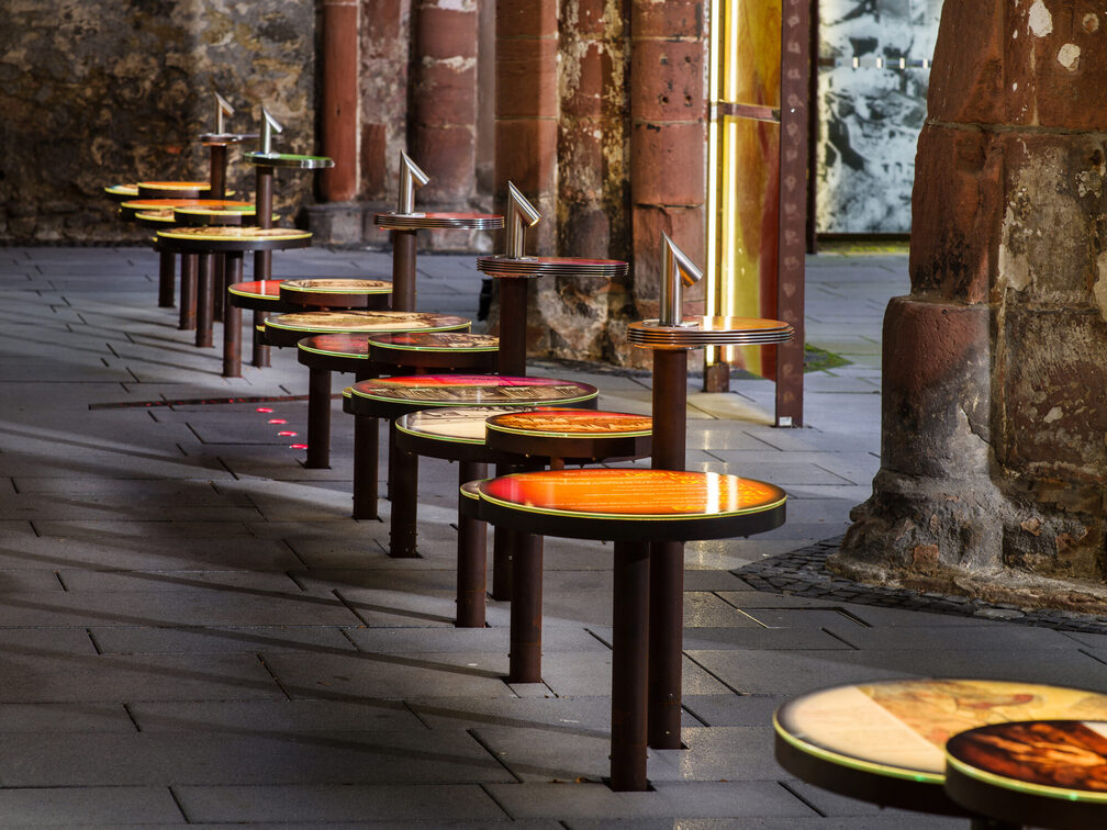 Mahnmal St. Christoph, leuchtende Informationstafeln