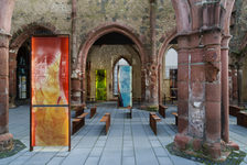 Bildergalerie St. Christoph Mahnmal St. Christoph Farbige Stelen in der Gedänkstätte mit Bildelementen, die früher die Fenster St. Christophs zierten