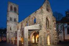 Bildergalerie St. Christoph Mahnmal St. Christoph Außenansicht St. Christoph bei Nacht