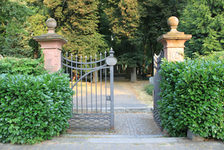 Bildergalerie "Friedhöfe - Hauptfriedhof" Das Aureustor: 1826 errichtet, 2004 restauriert und wiedereröffnet.