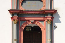 Bildergalerie Alte Universität Frontalansicht des Eingangsportals der Alten Universität Zwei Säulenportale stechen aus der schlichten Fassade des mächtigen, vierstöckigen Renaissance-Baus hervor.