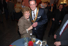 Oberbürgermeister Michael Ebling zusammen mit seiner Mutter.