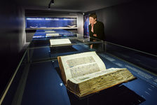 Bildergalerie Gutenberg-Museum "Dauerausstellung" The vault of the Gutenberg Museum with the Gutenberg Bibles.