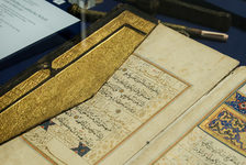 Bildergalerie Gutenberg-Museum "Dauerausstellung" An exhibit in the permanent exhibition. A thirtieth part (djuz) of the Quran as a daily reading portion. Fully gilded leather cover with flap, 16th century.