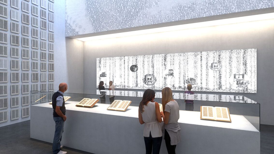 Ausstellungsbereich der Gutenberg-Bibeln mit Besucher*innen.