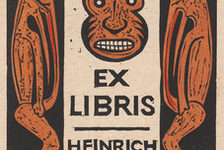 Bildergalerie Gutenberg-Museum "Grafik und Exlibris"  Das Exlibris des Gelehrten Heinrich Meier, entworfen von J.C. Buser-Kobler zeigt eine afrikanische Maske, die links und rechts von zwei Dämonen gerahmt wird. Undatierter Holzschnitt.