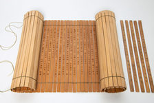 Bildergalerie Gutenberg-Museum "Ostasien Islam"  Reproduktion eines mit Pinsel und Tusche beschriebenen Bambus-Buchs (Geschenk des chinesischen Druckmuseums, Beijing).