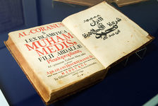 Bildergalerie Gutenberg-Museum "Ostasien Islam"  Von Abraham Hinckelmann 1694 in Hamburg herausgegebener Koran. Der arabische Titel ist als Holzschnitt ausgeführt.