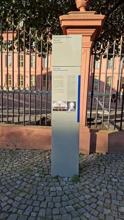 Stele der Reihe "Historisches Mainz" vor dem Landtag in Mainz