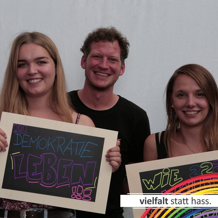 Menschen zeigen ihr Gesicht für Vielfalt statt Hass.