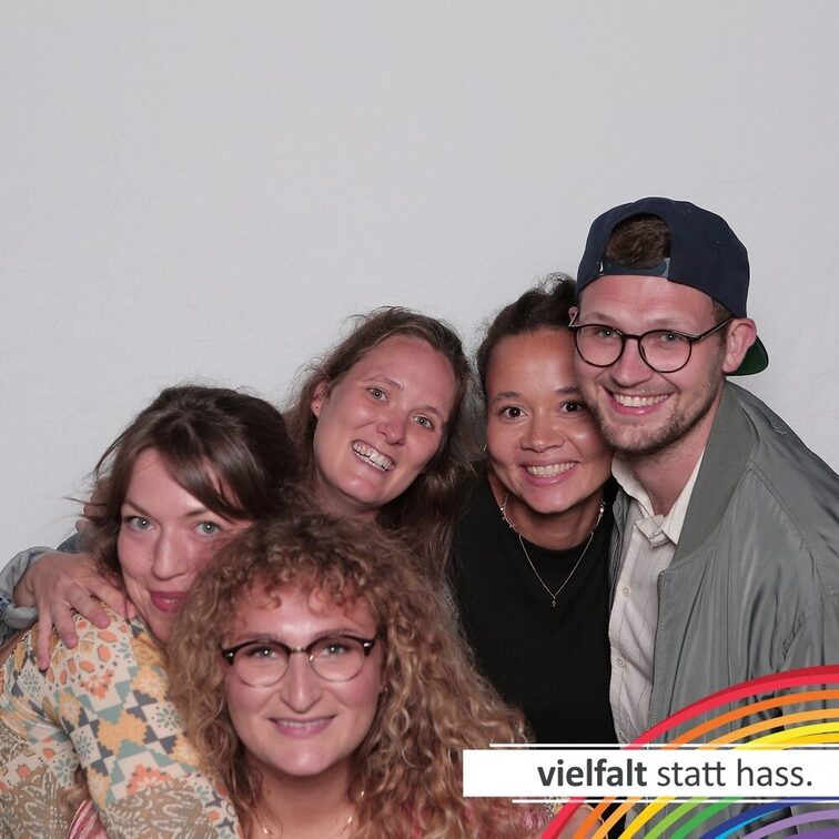 Menschen zeigen ihr Gesicht für Vielfalt statt Hass.