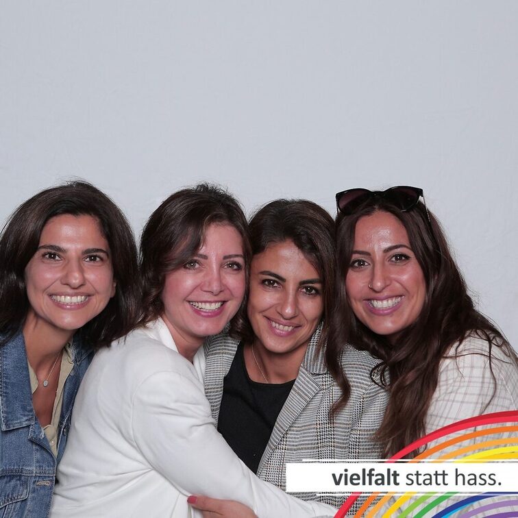 Menschen zeigen ihr Gesicht für Vielfalt statt Hass.