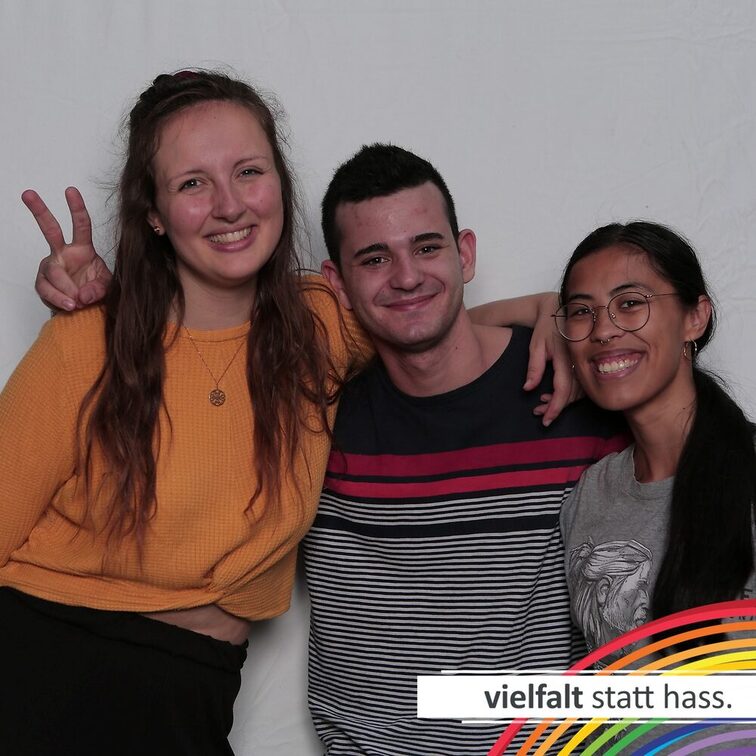 Menschen zeigen ihr Gesicht für Vielfalt statt Hass.